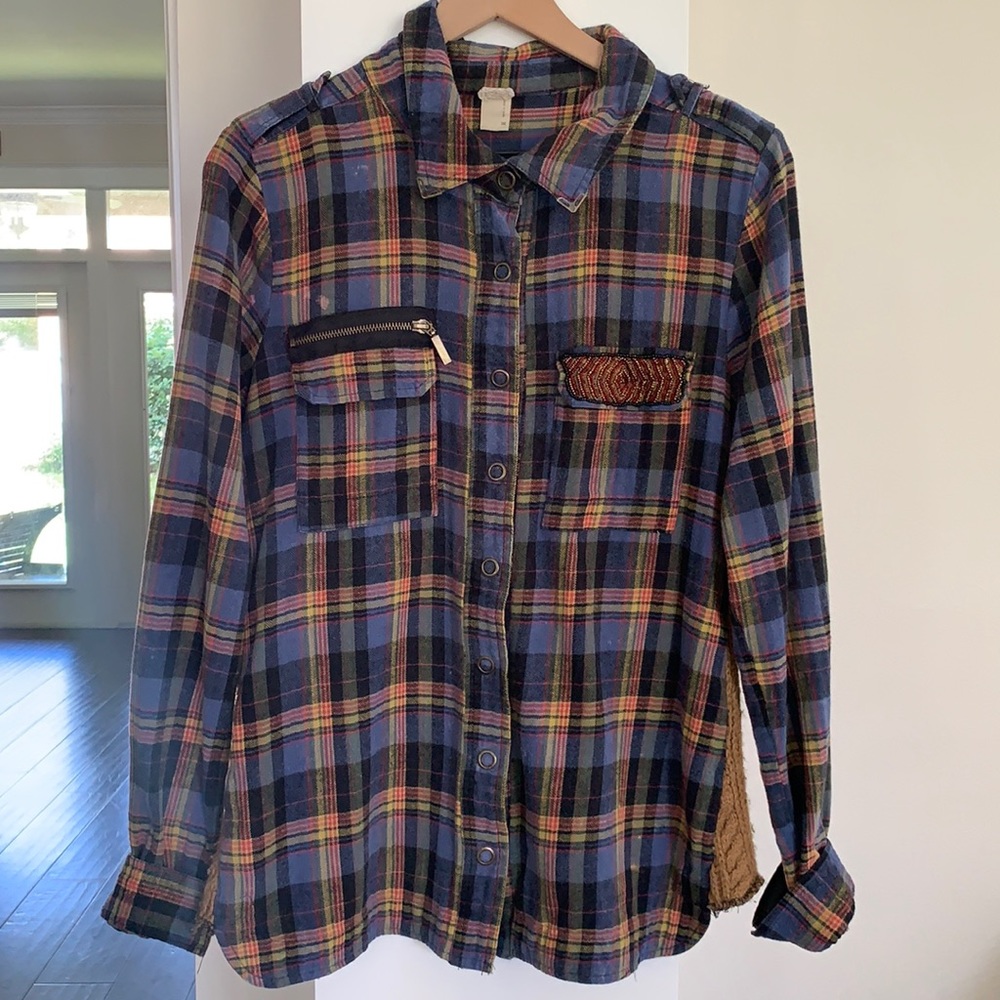 Buckle Gimmicks Distressed plaid button down top M